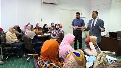 رئيس جامعة دمنهور يشدد على تطوير برامج تنمية مهارات وقدرات العاملين (صور)