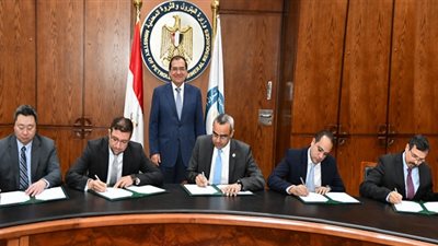 توقيع 4 إتفاقيات تعاون بين البترول وشركات عالمية لتدريب الكوادر الشابة بالقطاع