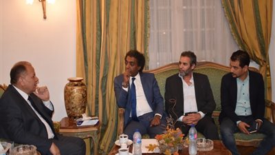 محافظ الفيوم يشهد العرض المسرحي 