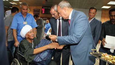 بالورود والشيكولاته.. محافظ قنا يستقبل حجاج بيت الله الحرام