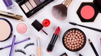 تسبب سرطان الجلد.. برلمانية تحذر من مستحضرات التجميل في الأسواق