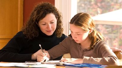 5 إرشادات للأمهات لمساعدة أبنائهن على التفوق الدراسي