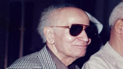 مابين شغفه للتدريس ومشروع 