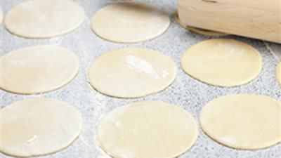 طريقة تحضر عجينة الفطائر.. المكونات والتحضير 