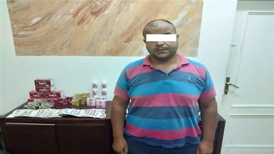 داخل حقيبة رياضية.. ضبط عقاقير وأعشاب مجهولة المصدر بحوزة مندوب توصيل بالنزهة