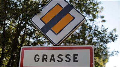 تعرض سيارة سفير البحرين لدى أمريكا لهجوم بقنابل الغاز