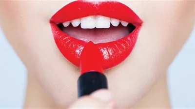 احذري هذه الأخطاء مع أحمر الشفاة حتى لا تظهري أكبر سنًا