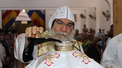 الأنبا مكاريوس يترأس القداس الإلهي بكنيسة رئيس الملائكة ميخائيل بالفكرية