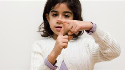 ما هي علامات وأعراض التوحد عند الطفل؟.. استشاري يجيب على أسئلتك