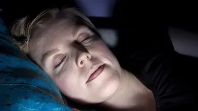 النوم بإضاءة يسبب زيادة في الوزن للسيدات 