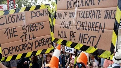 تظاهر الآلاف في بريطانيا للاحتجاج على خطط جونسون 