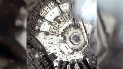 خليفة سات يلتقط صورا من الفضاء للحرم النبوي 