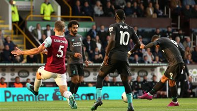 فيرمينيو يسجل الهدف الثاني لليفربول في شباك بيرنلي 3-0 (فيديو)