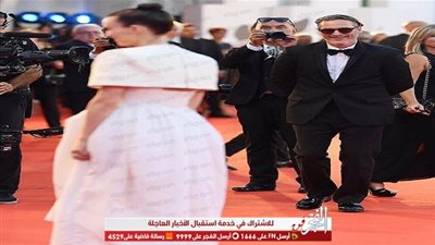 نظرات خواكين فينيكس لـ روني مارا بمهرجان فينيسيا تثير جدلا واسعا على مواقع التواصل
