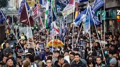 محتجون من هونج كونج يعتزمون تعطيل المطار بعد معارك بين الشرطة والمتظاهرين