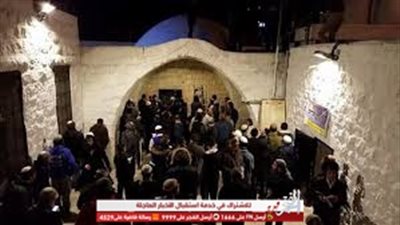 بعد دفنه.. جمهور فنان شهير يقتحم قبره والشرطة تتدخل (فيديو)