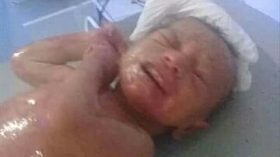 بعد القبض على المتهمين.. ننشر صورة الرضيع الملقى أمام مسجد بالبدرشين