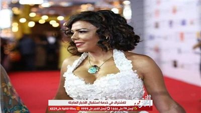 مع كلب والدتها وعامود حديد.. ناهد السباعي تستعرض رشاقتها في الهواء مع اليوجا (صورة)