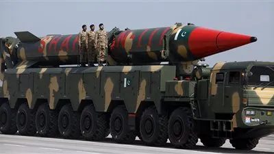 وزير باكستاني يحذر من هجمات نووية على الهند