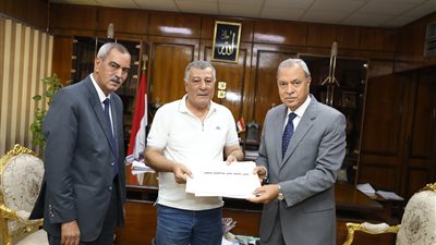 محافظ قنا يكرم أبناء شهيد القوات المسلحة