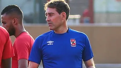 فايلر يبدأ مهمته مع الأهلي بمحاضرة مع اللاعبين في التتش.. والشناوي ينتظم بالمران الجماعي (فيديو)