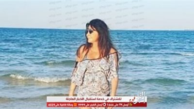 بفستان قصير.. إليسا تلهو وتلعب في البحر (صورة)