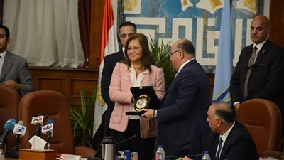 محافظ القاهرة يهدي وزيرين دروع العاصمة لجهودهما في إنشاء المراكز التكنولوجيا (صور)