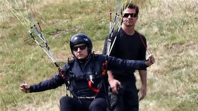 رغم إصابته.. توم كروز يتدرب على القفز بالمظلات استعدادا لفيلمه الجديد (صور)