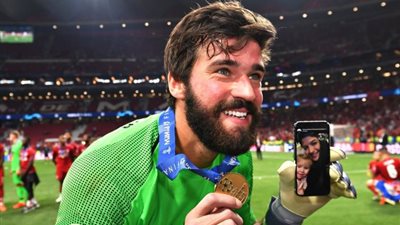 أليسون: لستُ مهاجمًا لأحقق الكرة الذهبية