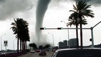 ترامب يعرض خارطة لمسار إعصار 