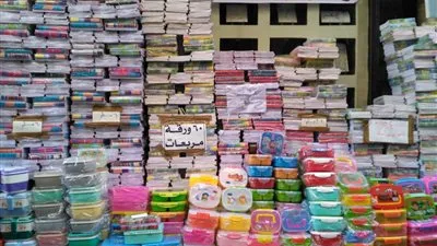 قبل العام الدراسي بأيام.. إقبال واسع داخل سوق الورق بالإسكندرية