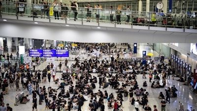 هونج كونج: المحتجون يستهدفون المطار