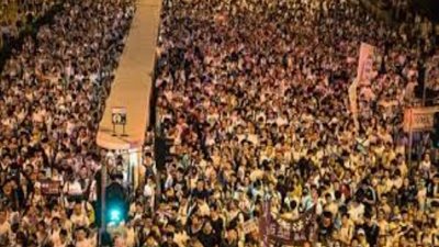 بعد ليلة من العنف.. شرطة هونج كونج تتصدى للاحتجاج في المطار 