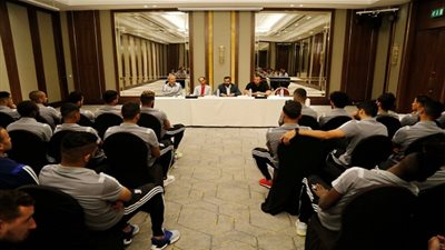 مالك بيراميدز يجتمع بفريق الكرة ويطالبهم بكتابة التاريخ