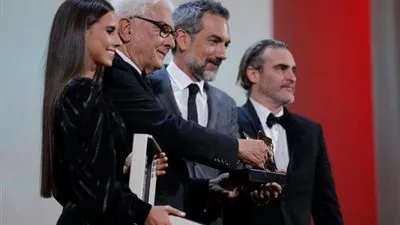 فيلم  Joker يحصد جائزة الأسد الذهبي من مهرجان فينيسيا السينمائي الدولي 2019