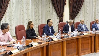 رئيس الوزراء يطالب النواب بالإسراع في توصيل المرافق بالمنطقة الصناعية في المنيا