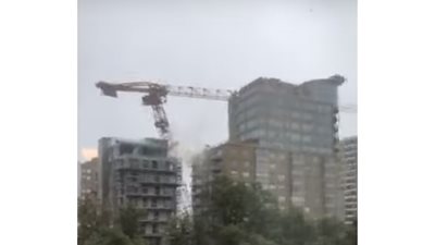 شاهد.. سقوط كارثي لرافعة بناء عملاقة بسبب إعصار دوريان