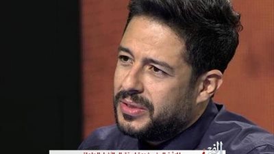 محمد حماقي يحرج أحد متابعيه بسبب الكينج محمد منير