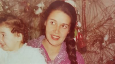 بصورة نادرة.. هنا شيحة توجه رسالة لوالدتها