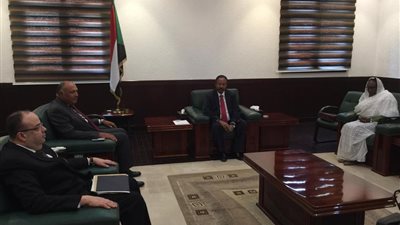 في أول زيارة بعد التشكيل الجديد.. وزير الخارجية يلتقي رئيس وزراء السودان