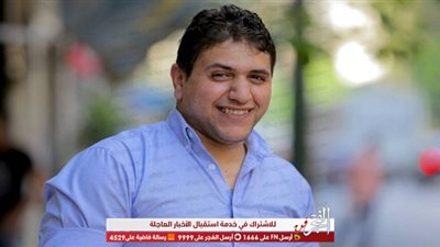 مذيع الشارع يوزع دولارات على المصريين من ألميريا