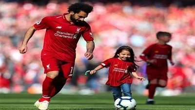 محمد صلاح يستعرض مهارات 