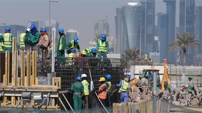 مؤسسة حقوقية تفضح قطر.. تعرض نحو 4 آلاف من العمال الأجانب للعبودية