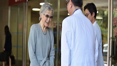 إمبراطورية اليابان السابقة تغادر المستشفى بعد جراحة السرطان