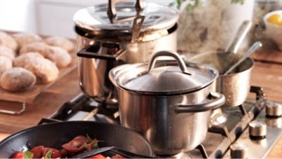 لست البيت.. إليك أسهل الطرق لإزالة الدهون من أواني الطهي