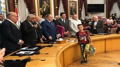 محافظ القاهرة يوزع حقائب ومستلزمات مدرسية على الطلاب (صور)