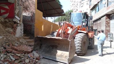 حملة موسعة لرفع الإشغالات بالجيزة.. ورفع السيارات المتهالكة بمحيط المدارس.. (صور)