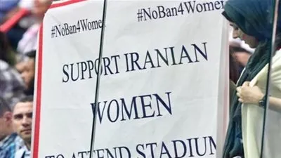 في مشهد مأساوي.. مشجعة إيرانية تشعل النار في نفسها خشية سجنها