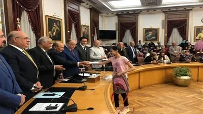 محافظ القاهرة يصرف ١٠٠ جنيه تحفيزية لطلاب المدارس (صور)