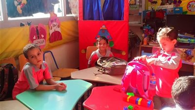 توافد تلاميذ رياض الأطفال على مدارس القليوبية.. والمعلمون يبدأون بالتمارين الرياضية (صور)